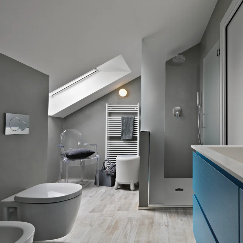 Modernes Badezimmer in Blau und Grau