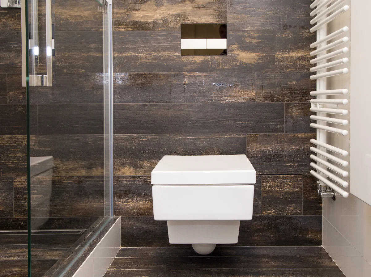 Toilette in modernem Badezimmer