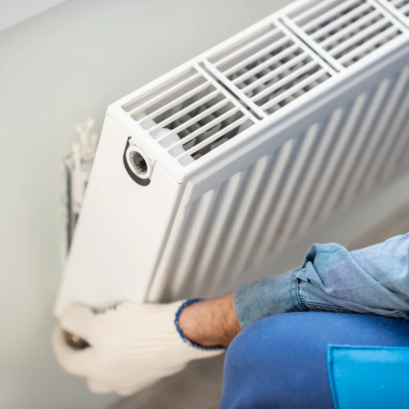Handwerker bei der Installation eines Heizkörpers