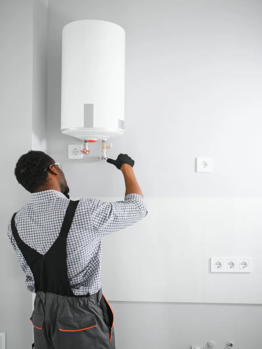 Handwerker bei der Installation einer Wärmepumpe