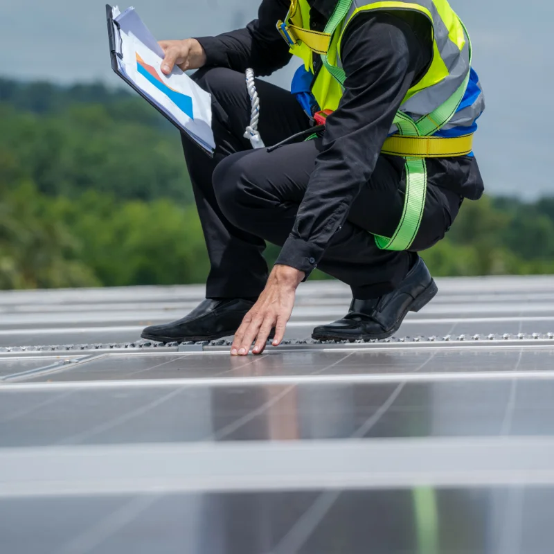 Handwerker installiert Photovoltaik-Module auf einem Dach