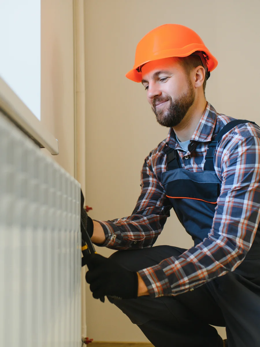 Handwerker bei der Installation eines Heizkörpers